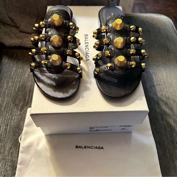 BALENCIAGA BLACK LEATHER ARENA GOLDTONE GIANT STUD SANDALS - SIZE 40 - Picture 14 of 16